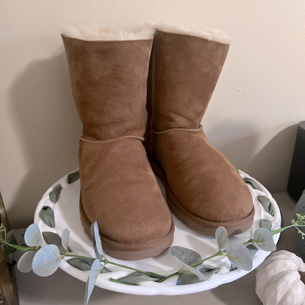 Gently Used Women’s UGG Bailey Bow Boots